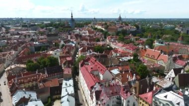 Tallinn 'in eski kasabasının güzel hava manzarası. Kuzey Avrupa 'nın ortaçağ şehri. Estonya 'nın başkenti. Güzel Tallinn bir yaz gününde.