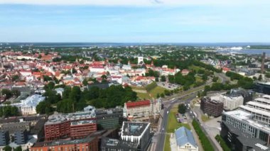 Estonya 'nın başkenti Tallinn' in güzel panoramik manzarası ve şehrin ortasında eski bir kasaba. Havadan Tallinn görünümü.