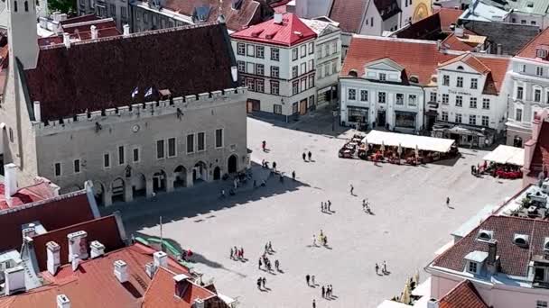 Estonya Nın Tallinn Kentindeki Güzel Bir Ortaçağ Kasaba Meydanında Yaz — Stok video