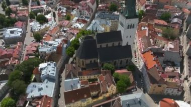 Tallinn 'in eski kasabasının güzel hava manzarası. Kuzey Avrupa 'nın ortaçağ şehri. Estonya 'nın başkenti. Güzel Tallinn bir yaz gününde.