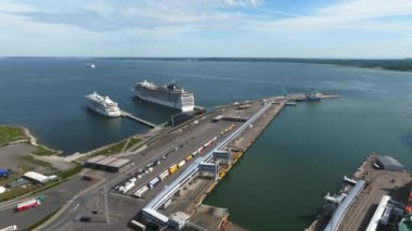 Estonya 'daki büyük liman, Tallinn' de büyük MSC yolcu gemisi de dahil olmak üzere pek çok yolcu gemisi kenetlendi..