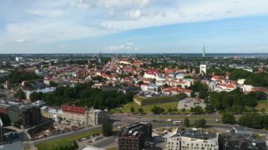 Estonya 'nın başkenti Tallinn' in güzel panoramik manzarası ve şehrin ortasında eski bir kasaba. Havadan Tallinn görünümü.