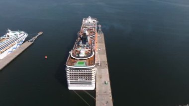 MSC 'nin büyük yolcu gemisi Tallinn limanına yanaştı. MSC yolcu gemisinin güzel hava manzarası. 