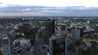 Akşamları Tallinn İş Merkezi 'nin hava görüntüsü. Tallinn, Estonya 'da güzel bir iş bölgesi.