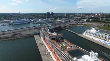 MSC 'nin büyük yolcu gemisi Tallinn limanına yanaştı. MSC yolcu gemisinin güzel hava manzarası. 