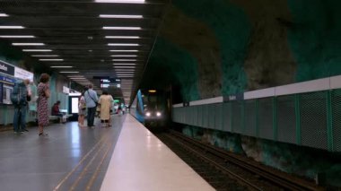 Stockholm 'de metro. Tren Stockholm, İsveç 'teki platforma yanaşıyor..