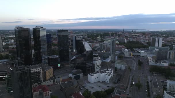 Повітряний Вид Талліннського Ділового Центру Вночі Чудовий Діловий Район Таллінна — стокове відео