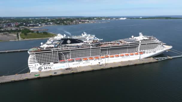 Riesiges Kreuzfahrtschiff Der Msc Legt Einem Hafen Tallinn Schöne Luftaufnahme — Stockvideo