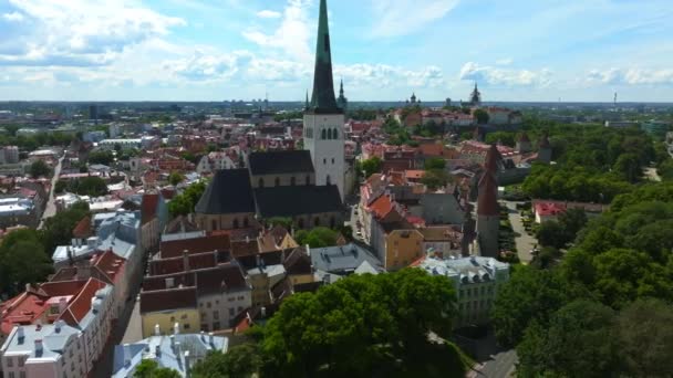 塔林古城美丽的空中风景 北欧的中世纪城市 爱沙尼亚的首都 夏日美丽的塔林 — 图库视频影像