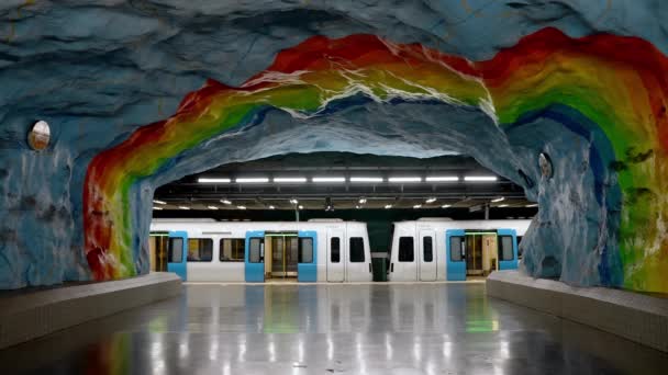 Stadion Station Stockholm Metro Plataforma Com Paredes Pintadas Cor Arco — Vídeo de Stock