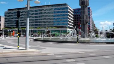 Güneşli bir günde Stockholm 'ün merkezinde. Stockholm 'de çeşmeli boş sokaklar ve modern binalar.