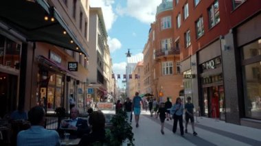 Eski Stockholm kasabasında insanlar yaz tatilinin tadını çıkarıyorlar. Stockholm Sokakları.
