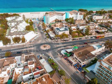 İspanya 'nın Mallorca sahilindeki İspanyol kasabasının hava manzarası..