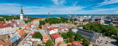Estonya 'nın başkenti Tallinn' in güzel panoramik manzarası ve şehrin ortasında eski bir kasaba. Havadan Tallinn görünümü.