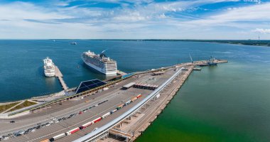 Tallinn, Estonya. 23 Haziran 2022. Estonya 'daki büyük liman, Tallinn' de büyük MSC yolcu gemisi de dahil olmak üzere pek çok yolcu gemisi kenetlendi..