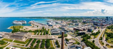 Tallinn, Estonya. 23 Haziran 2022. Estonya 'daki büyük liman, Tallinn' de büyük MSC yolcu gemisi de dahil olmak üzere pek çok yolcu gemisi kenetlendi..