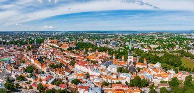 Estonya 'nın başkenti Tallinn' in güzel panoramik manzarası ve şehrin ortasında eski bir kasaba. Havadan Tallinn görünümü.