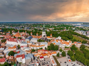 Estonya 'nın başkenti Tallinn' in güzel panoramik manzarası ve şehrin ortasında eski bir kasaba. Havadan Tallinn görünümü.