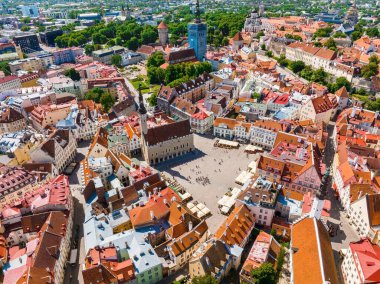 Estonya 'nın Tallinn kentindeki güzel bir ortaçağ kasaba meydanında yaz mevsimi boyunca güneşli günün hava manzarası