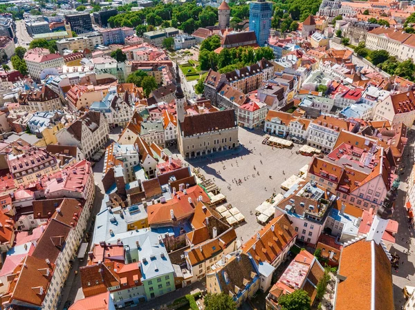 Estonya 'nın Tallinn kentindeki güzel bir ortaçağ kasaba meydanında yaz mevsimi boyunca güneşli günün hava manzarası