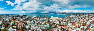 Güneşli bir yaz gününde Reykjavik, İzlanda 'nın güzel hava manzarası. Reykjavik 'in panoramik görünümü