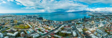 Güneşli bir yaz gününde Reykjavik, İzlanda 'nın güzel hava manzarası. Reykjavik 'in panoramik görünümü