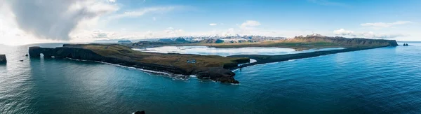 Island Svart Sandstrand Med Stora Vågor Vid Reynisfjara Vik Flygfilmisk — Stockfoto