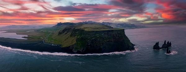 Исландский Пляж Черным Песком Огромными Волнами Рейнисфьяра Вик Воздушное Кино — стоковое фото