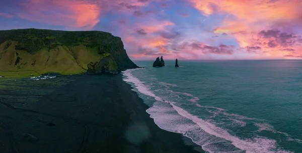Ισλανδία Μαύρη Αμμουδιά Τεράστια Κύματα Στο Reynisfjara Vik Εναέρια Κινηματογραφικό — Φωτογραφία Αρχείου
