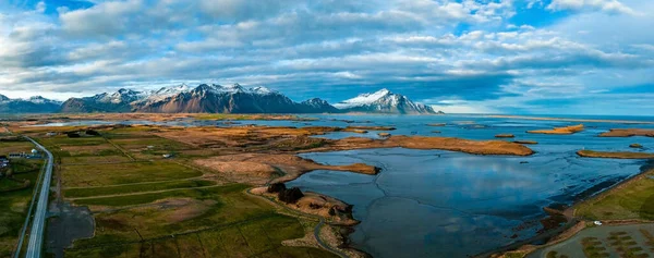 Dağların Üzerinde Renkli Bir Günbatımı Ufukta Vestrahorn Dağları Olan Zlanda — Stok fotoğraf