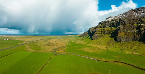 Piękna Islandzka Przyroda Okresie Letnim Słoneczna Pogoda Magiczna Islandia Zielonymi — Zdjęcie stockowe