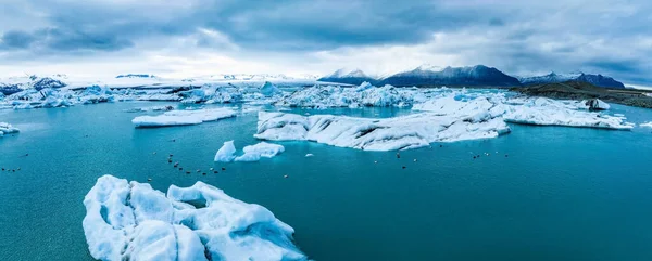 黄昏时冰岛Jokulsarlon冰川湖中冰山的景观 复古风格效果 冰岛Jokulsarlon著名的冰川湖 — 图库照片