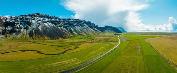 Piękna Islandzka Przyroda Okresie Letnim Słoneczna Pogoda Magiczna Islandia Zielonymi — Zdjęcie stockowe