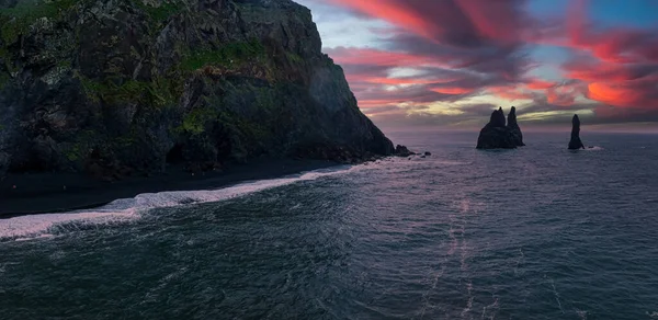 Izland Fekete Homokos Tengerpartján Hatalmas Hullámok Reynisfjara Vik Légi Film — Stock Fotó