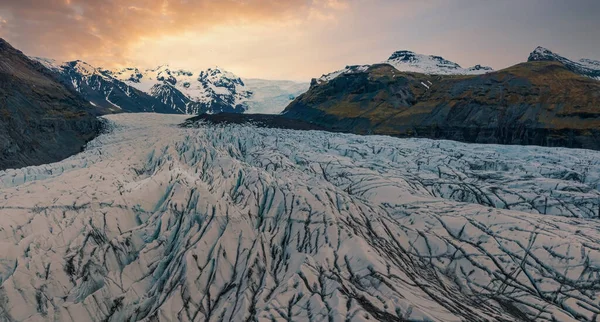 Vackra Glaciärer Flyter Genom Bergen Island Flygvy Och Ovanifrån — Stockfoto