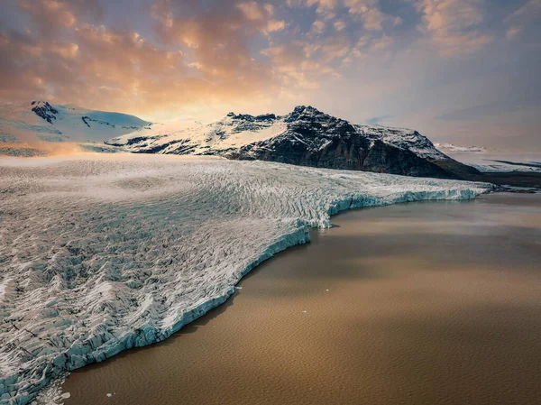 冰岛Jokulsalon环礁湖附近冰川和雪山的空中景观 — 图库照片