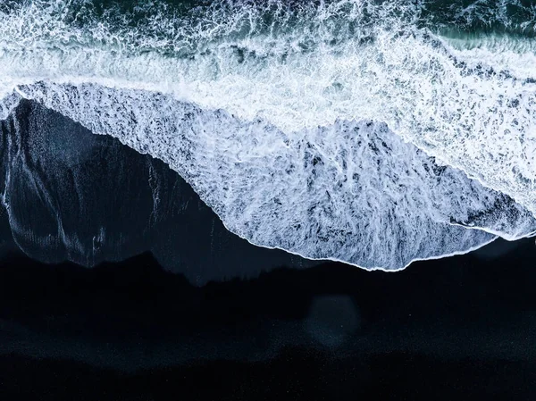 Ijsland Zwart Zandstrand Met Enorme Golven Bij Reynisfjara Vik Een — Stockfoto