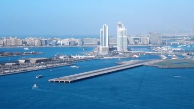 Güneşli bir günde Jumeirah Adası 'ndaki limanlı şehir manzarası. Dubai 'deki Jumeirah adasının manzarası. Yukarıdan Palm Adası 'nın havadan görünüşü.