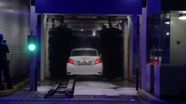 Gece Otomatik Yıkama. Yıkama işlemi sırasında modern araç. 4k videosundaki Otomotiv Teması.