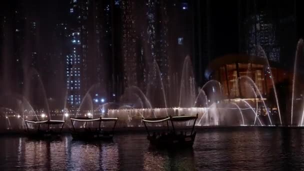Csodálatos Szökőkút Show Burj Khalifa Felhőkarcoló Előtt Éjszaka Dubaiban Szökőkutak — Stock videók