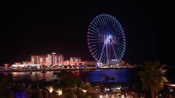 美丽的迪拜风眼或艾因迪拜摩天轮在朱美拉海滩点亮了夜晚 世界上夜间最大的摩天轮 — 图库视频影像