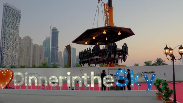 Ужин Небе Логотип Письма Ресторан Перед Iconic Dubai Marina Района — стоковое видео