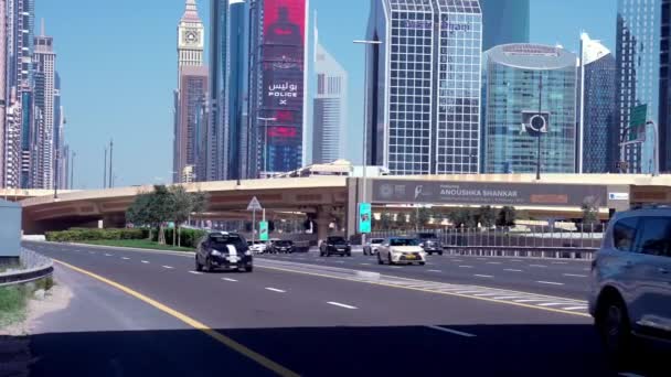 Duży Ruch Ruchliwej Autostradzie Centrum Dubaju Zjednoczone Emiraty Arabskie Autostrada — Wideo stockowe