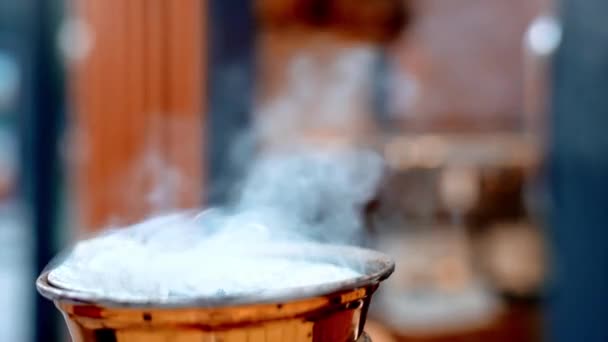 黄金市场 阿联酋 在煤上烧香 带有烟尘和模糊背景的阿拉伯烤肉香炉 — 图库视频影像