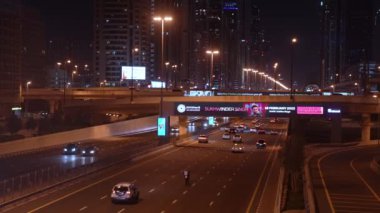 Dubai, BAE 'deki işlek otoyolun gece görüşü. Dubai 'de ana yolda trafik var..