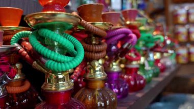 Markette sigara içilen çok renkli nargileler sergileniyor. Dubai 'de çeşitli tipte nargileler var..