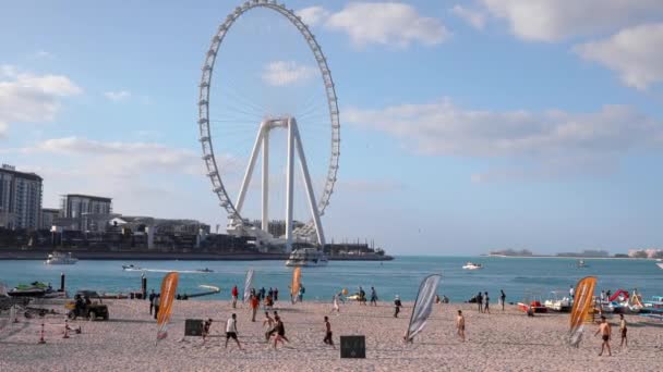 Många Turister Njuter Strandlivet Dubai Förenade Arabemiraten Utsikt Över Stranden — Stockvideo