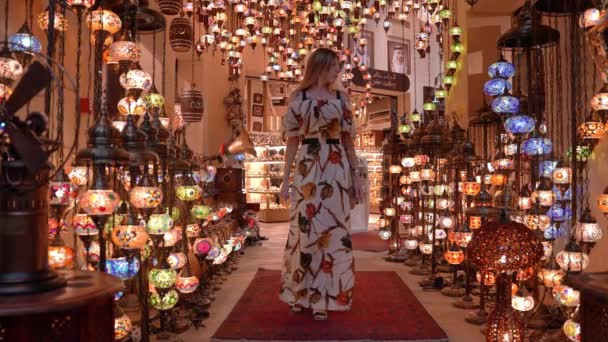 Kobieta Kupująca Ozdobne Tradycyjne Lampy Wiszące Pamiątkowym Targu Jaber Gallery — Wideo stockowe