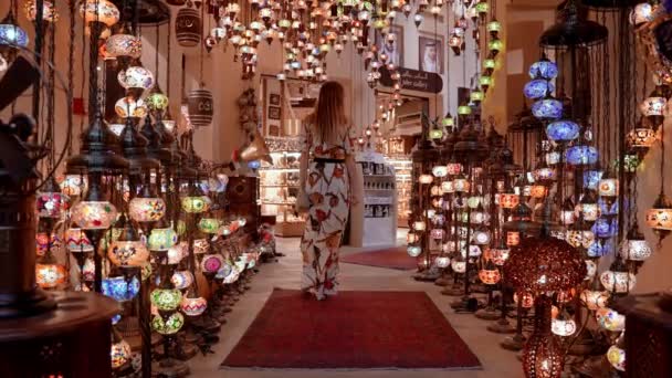 Vrouw Winkelend Voor Decoratieve Traditionele Hanglampen Souvenirsouk Van Jaber Gallery — Stockvideo