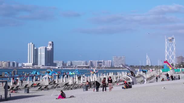 Muchos Turistas Disfrutan Vida Playa Dubai Emiratos Árabes Unidos Vista — Vídeo de stock
